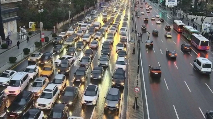 "Hər ailədə ən azından bir maşın var" - Deputat Bakıdakı tıxaclardan danışdı 