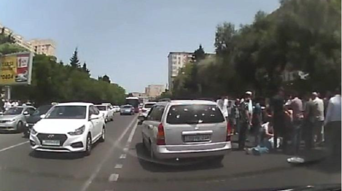 Bakıda "Prius" piyadanı vurdu; ərazidə təhlükəli vəziyyət yarandı - VİDEO 