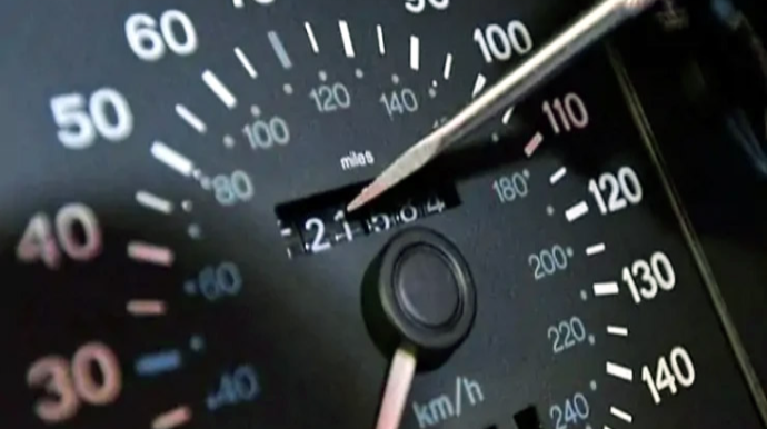 Avtomobilin nə qədər sürüldüyünü necə yoxlamaq olar: 7 sadə üsul 