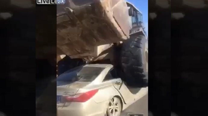 Ekskovator maşının üstünə çıxıb əzdi - ANBAAN VİDEO