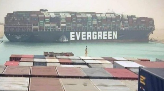 Süveyş kanalında yük gəmisi ilişdi, hərəkət dayandırıldı