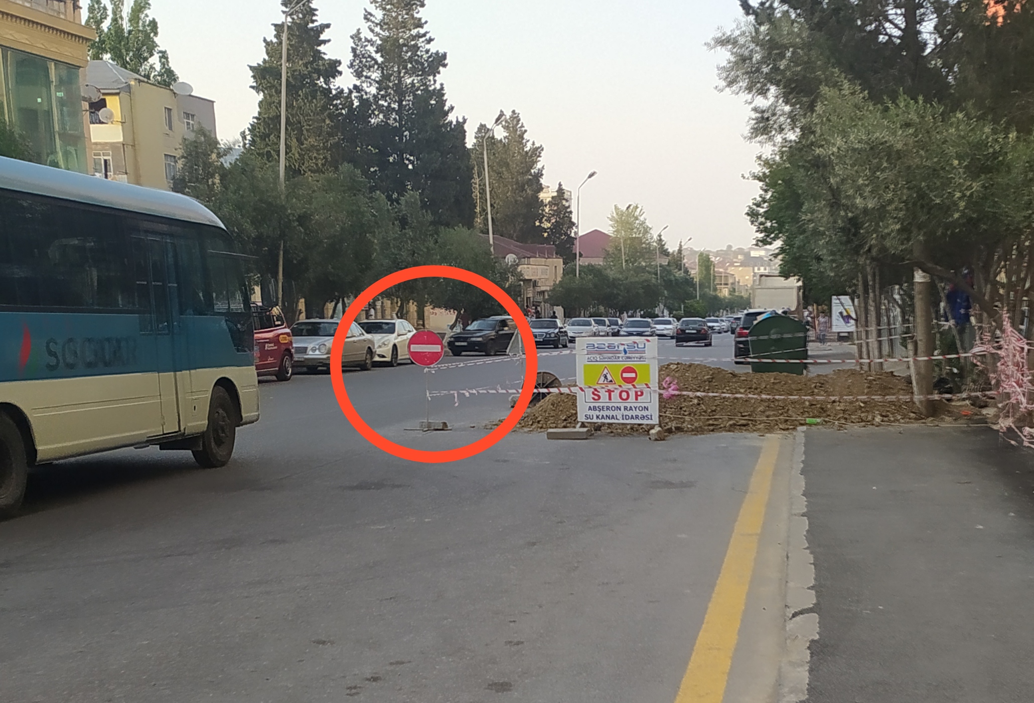 Azərsu qazdığı yola səhv nişan quraşdırıb sürücüləri çaşdırdı - FOTO