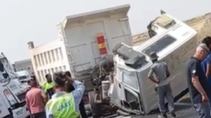 Füzulidə iki yük maşını toqquşdu: Yaralananlar var - VİDEO