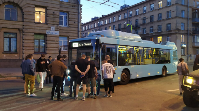 Motosikletçi xanım avtobusun altında qaldı    - VİDEO