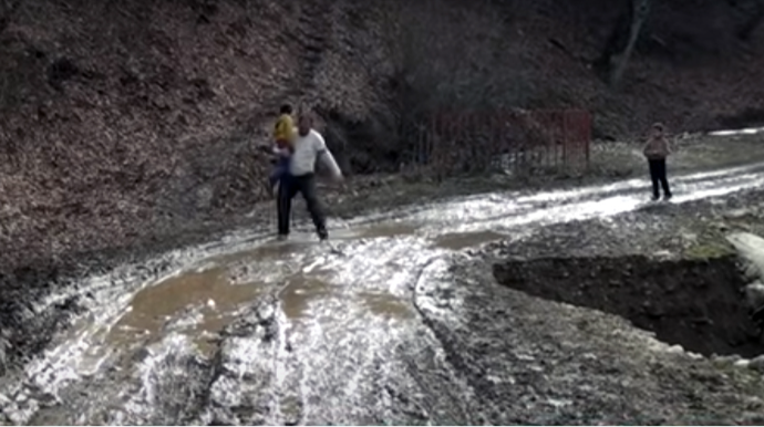 "Dəfələrlə maşınım aşıb, çaya düşmüşəm" - Sakinlərin yol problemi - VİDEO 