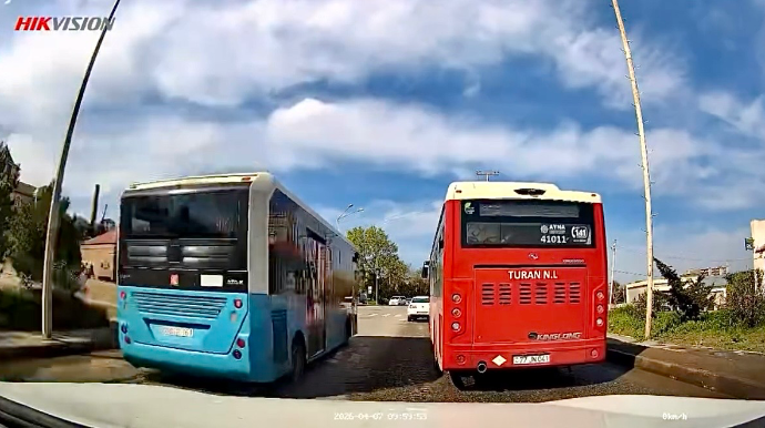 Avtobus sürücüsü qırmızıda əks yola çıxıb yolayrıcına girdi - VİDEO