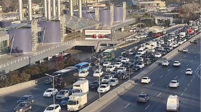 Bakının bir sıra yollarında tıxac yaranıb 