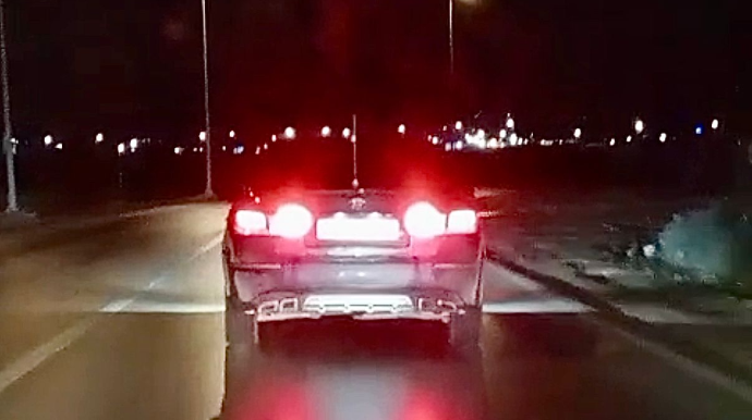 Yol boyu duman işıqlarını yandırıb sürücünü “kor etdi” - 77-FX-212    - VİDEO