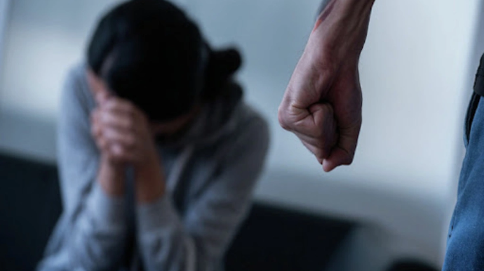 Bakıda kişi bank kartına görə arvadını döydü 