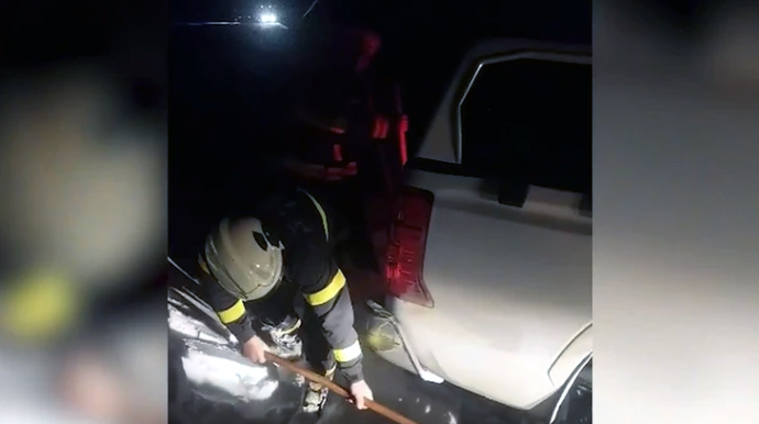 Спасатели МЧС помогли гражданам, застрявшим в автомобиле на обледенелой дороге в Физули - ВИДЕО