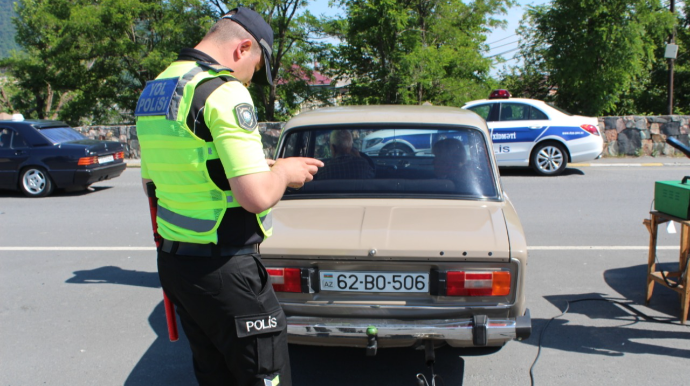 Yol polisi atmosferi çirkləndirən sürücüləri 50 manat cərimələdi - FOTO