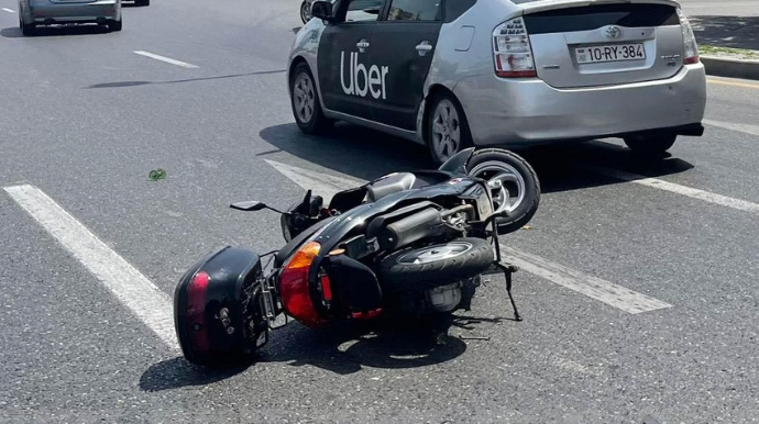 Bakıda avtomobillə moped toqquşub, sürücü ölüb 