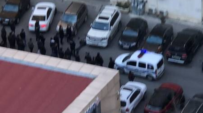 Gəlinlə qayınana dalaşdı, oğul özünü BİNADAN ATDI   - VİDEO