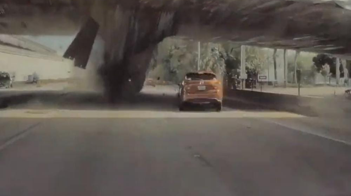 Mikroavtobusları daşıyan maşın körpüyə çırpıldı: ortaya bu mənzərə çıxdı  - VİDEO