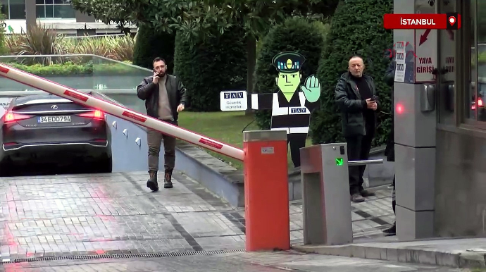 Avtodayanacaqda iki avtomobildən 30 milyon dollar oğurlanıb – Polis 4 nəfəri axtarır - FOTO 