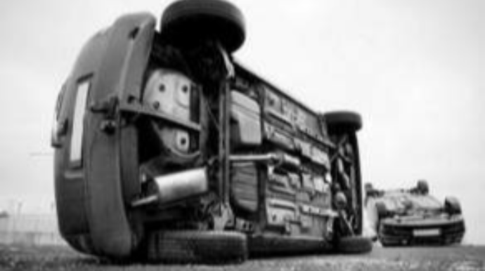 Beyləqanda "Mercedes" su kanalına düşdü; ölən var 