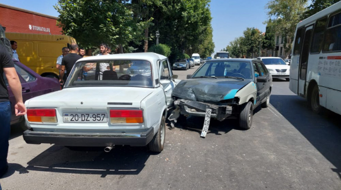 Gəncədə iki avtomobil toqquşub, xəsarət alan var   - FOTO