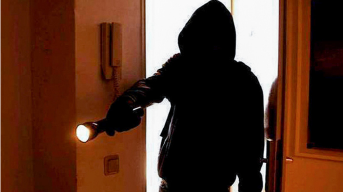 Mağazadan 4500 manatlıq telefon oğurlandı 