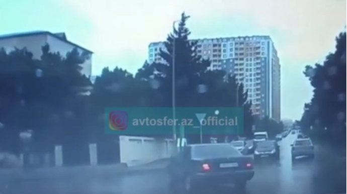 Bakıda qayda pozan sürücü aləmi bir-birinə qatdı: 9 maşını əzdi   - VİDEO