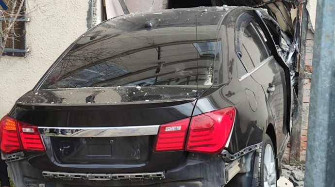 Gəncədə avtomobil yaşayış binasına çırpıldı - FOTO - VİDEO