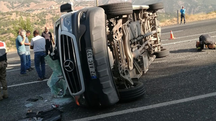 Servis mikroavtobusu aşdı;  1-i ağır, 20 yaralı - FOTO 