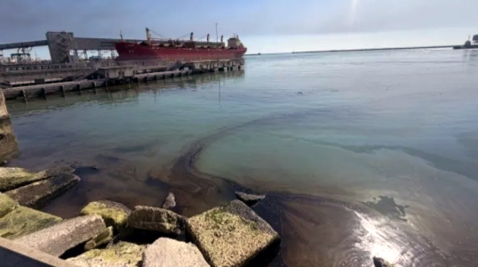 Krasnodarda dron zərbələrindən sonra neft dənizə sızıb 