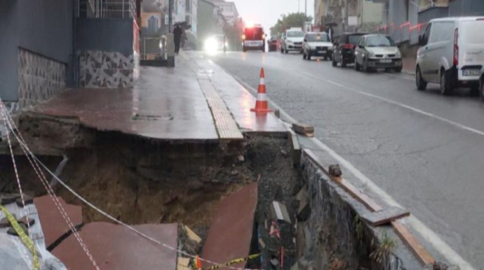 Avtomobili sel aparmasın deyə ağaca iplə bağladı - VİDEO 