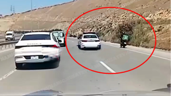 Yol polisindən alqışlanacaq addım:  Motosikletçini küləkdən qorudu - VİDEO 