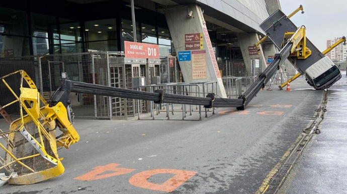 "Qalatasaray"ın stadionunda kran aşıb, 3 nəfər xəsarət alıb