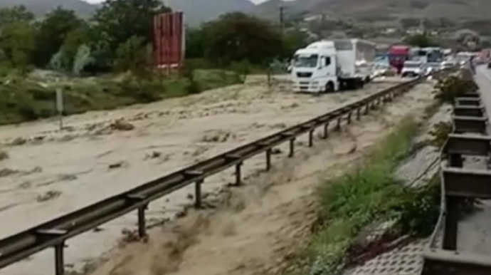 Türkiyədə güclü sel avtomobil yolunu yudu  - VİDEO