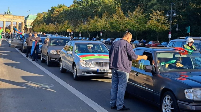 Berlində Ermənistanın hərbi cinayətlərinə etiraz olaraq avtoyürüş keçirilib  - FOTO
