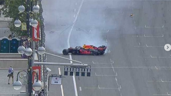 Formula 1-də təkəri partlayıb yolda qalanlar - Maraqlı VİDEO