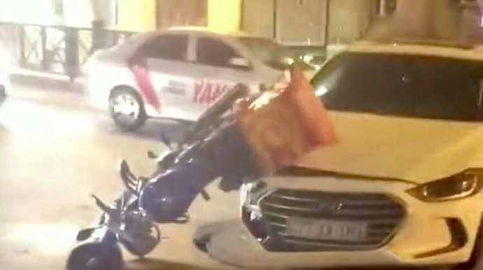 Qırmızıda yolayırıcına girən kuryer qəza törətdi, başından yaralandı - VİDEO