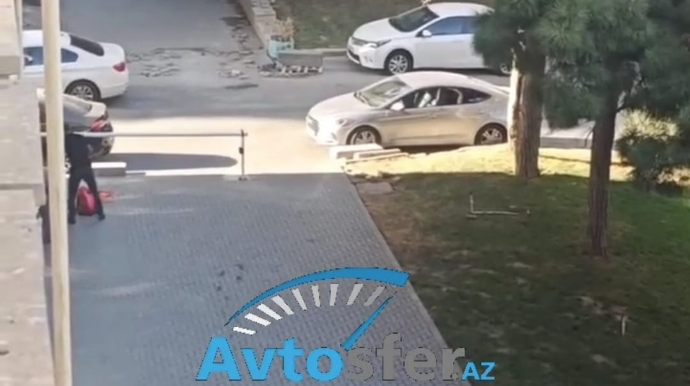 Xətaidə icra hakimiyyətinin yanında səkiyə şlaqbaum quraşdırılıb - VİDEO