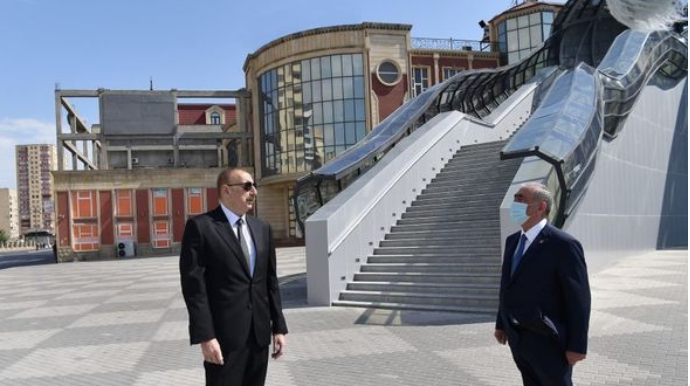Президент принял участие в открытии нового надземного пешеходного перехода в Баку - ФОТО 