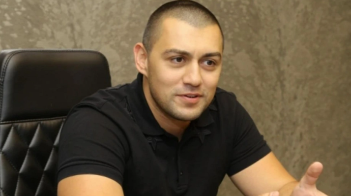 “Face studio”nun  sahibi uşağını anasından aldadaraq alıb?