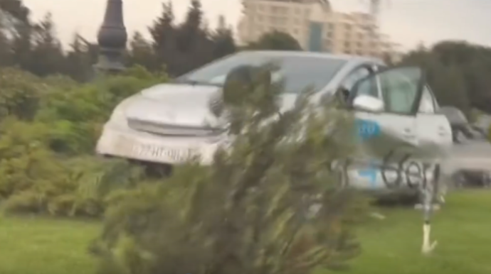 "Toyota Prius" qəza törətdi - Dairənin üzərinə çıxdı   - VİDEO