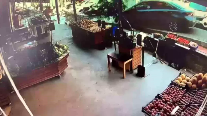 Maşını park etməyə çalışan sürücü əyləc yerinə qaza basdı, market işçisini vurdu - VİDEO 