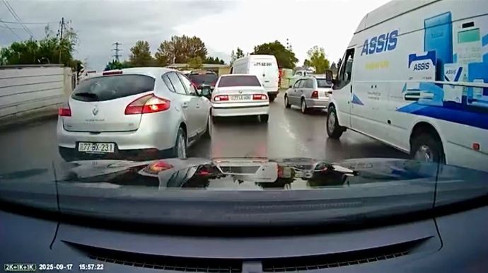 В Баку водитель выехал на встречную полосу и создал аварийную ситуацию – ВИДЕО