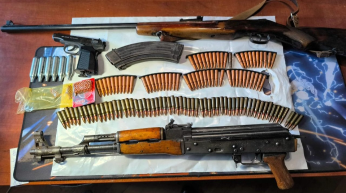 Yaşlı kişinin evdə gizlətdiyi xeyli silah-sursat tapıldı  - FOTO