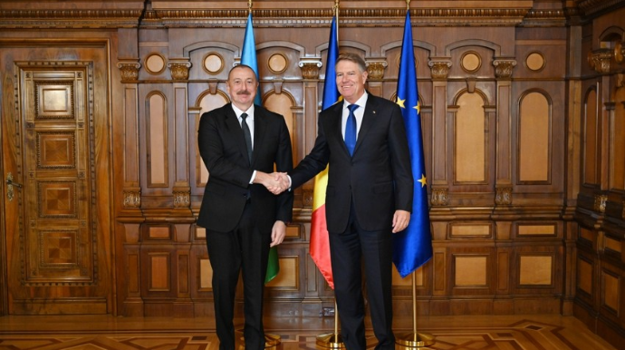 Nazir özünü məktəb binasından atan şagirdə baş çəkib