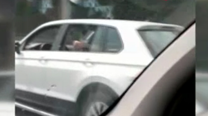 Sürətli yolda əllərini başının altına qoyub maşın sürdü – ANBAAN VİDEO