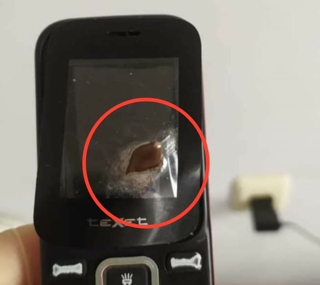 Əsgərimizi düşmən gülləsindən qoruyan telefon - FOTO 