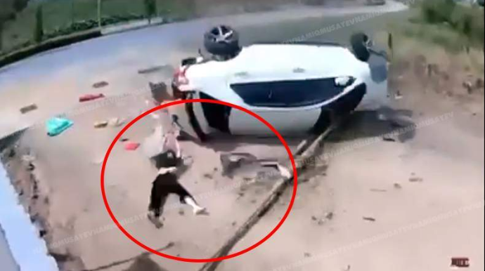 Xanım sürücü ağır yol qəzasına düşdü  – Uçan avtomobildən ... - VİDEO 