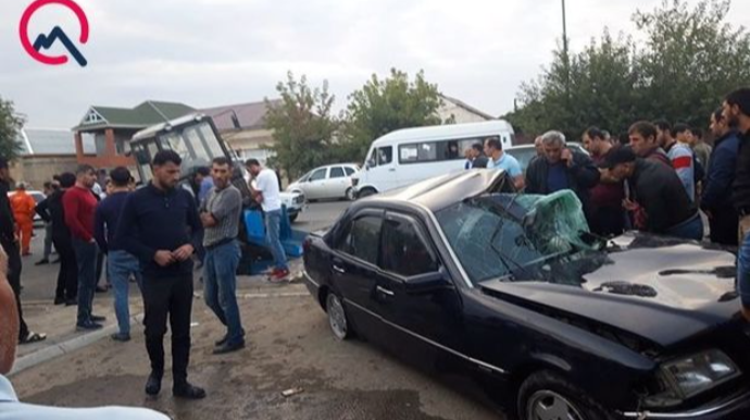 Biləsuvarda “Mercedes”in traktorla toqquşması nəticəsində bir nəfər öldü