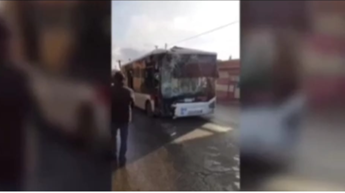 Bakıda iki avtobus toqquşub: xəsarət alan var - VİDEO