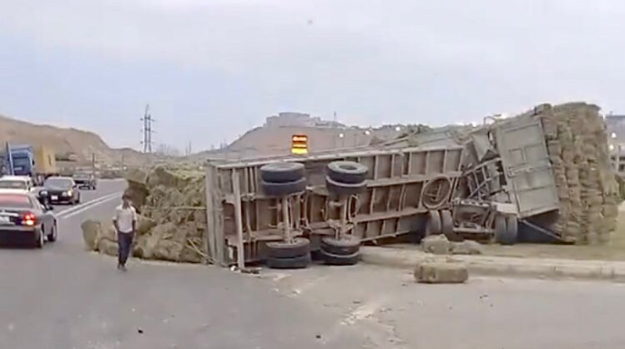 Meyvəlidə idarəetməni itirən sürücü samanla dolu yük maşınını aşırdı   - VİDEO