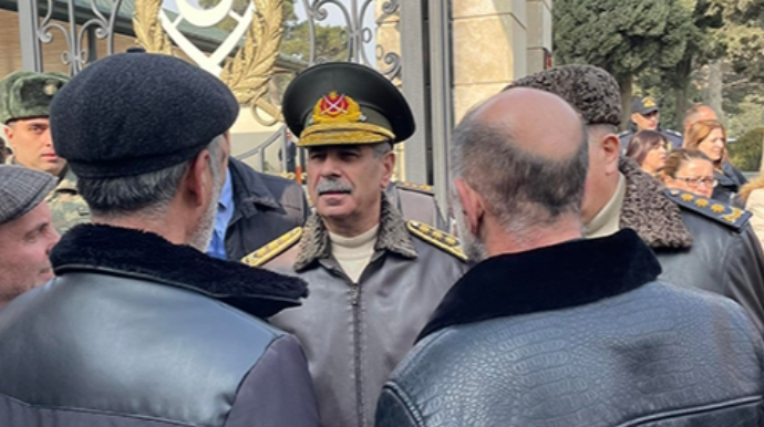 Nazirlər dəfn mərasimində vətəndaşlarla söhbətləşdi - FOTOLAR 