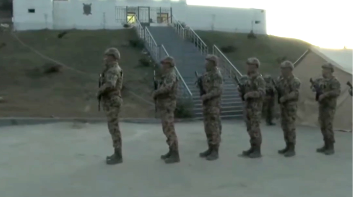 Daxili Qoşunların Xüsusi Təyinatlıları Laçın-Xankəndi yolunda aktivistləri belə qoruyur - VİDEO 