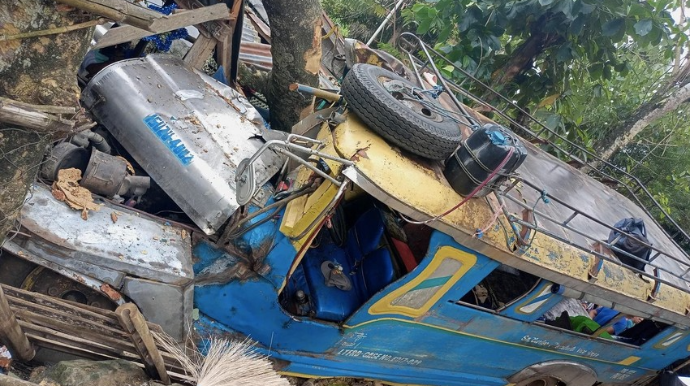 Avtobus kanala düşüb, ölənlər və xeyli sayda yaralı var 